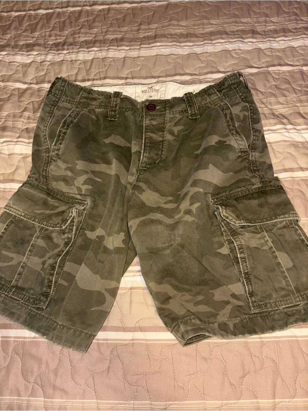 Hollister Men's Olive Green Camouflage Cargo Shorts